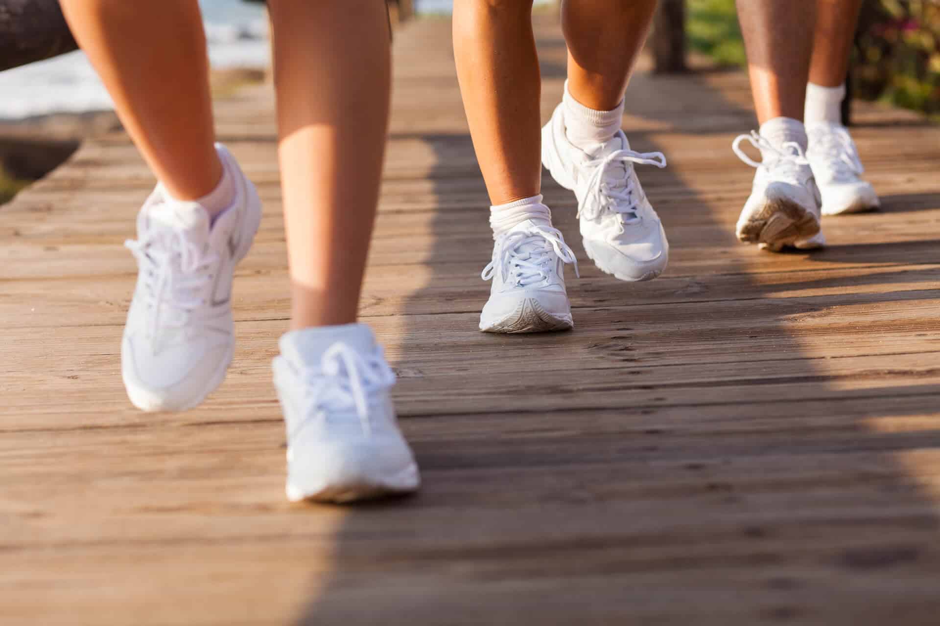 איך להתאים נעלי ספורט להליכה